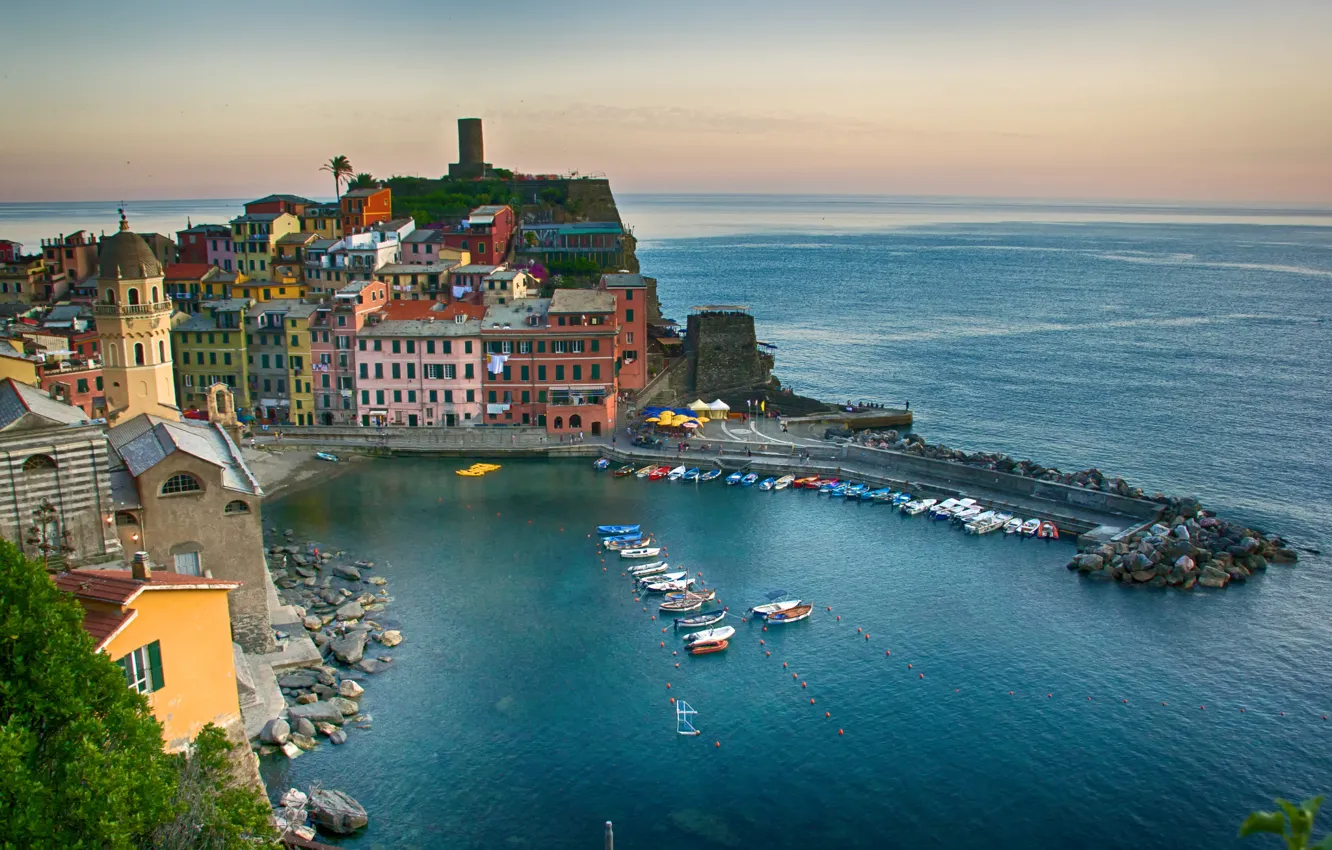Фото обои море, пейзаж, город, побережье, здания, бухта, лодки, Италия