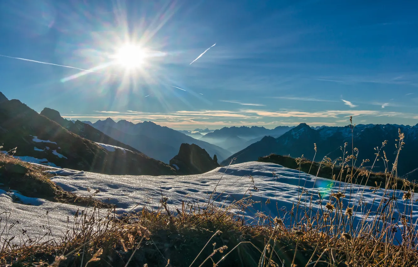 Фото обои зима, трава, солнце, снег, горы, вершины