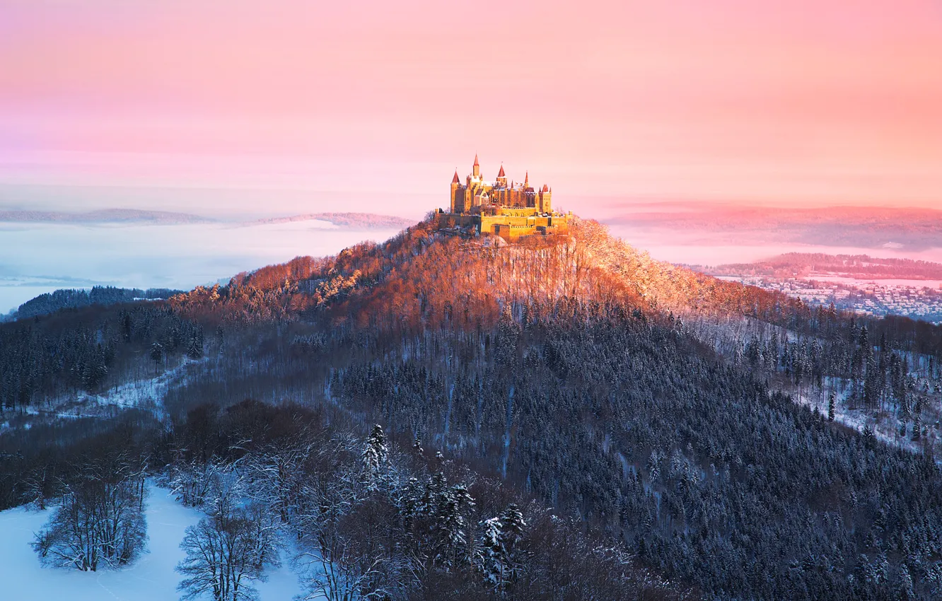 Фото обои свет, туман, утро, Германия, Burg Hohenzollern, замок-крепость, земля Баден-Вюртемберг, Замок Гогенцоллерн