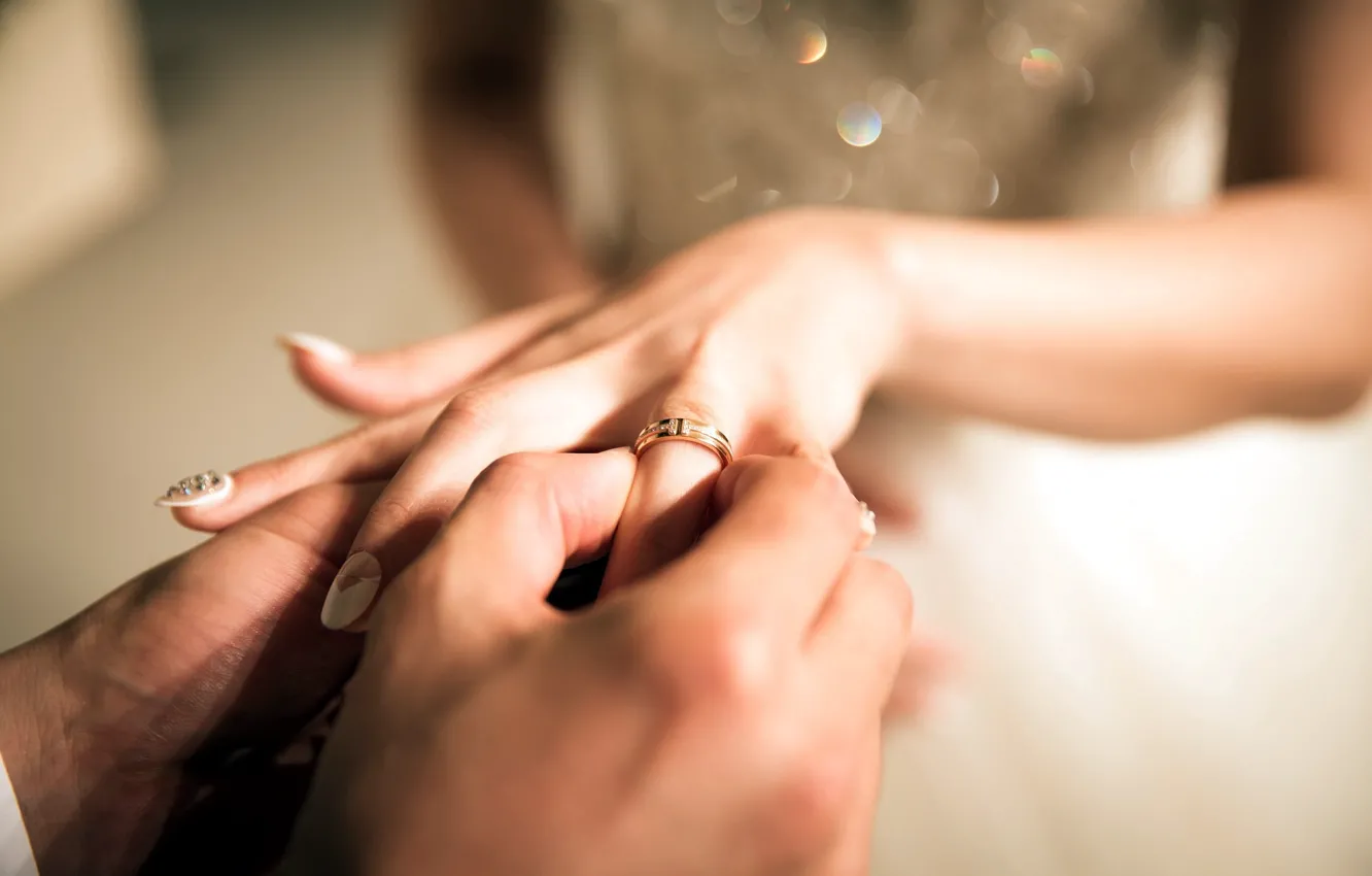 Фото обои руки, двое, свадьба, маникюр, обручальное кольцо