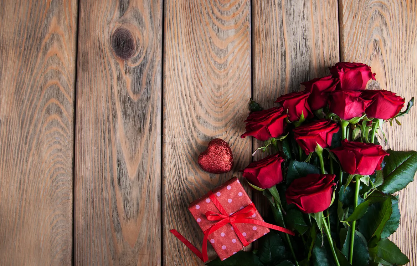 Фото обои стол, подарок, розы, букет, красные, wood