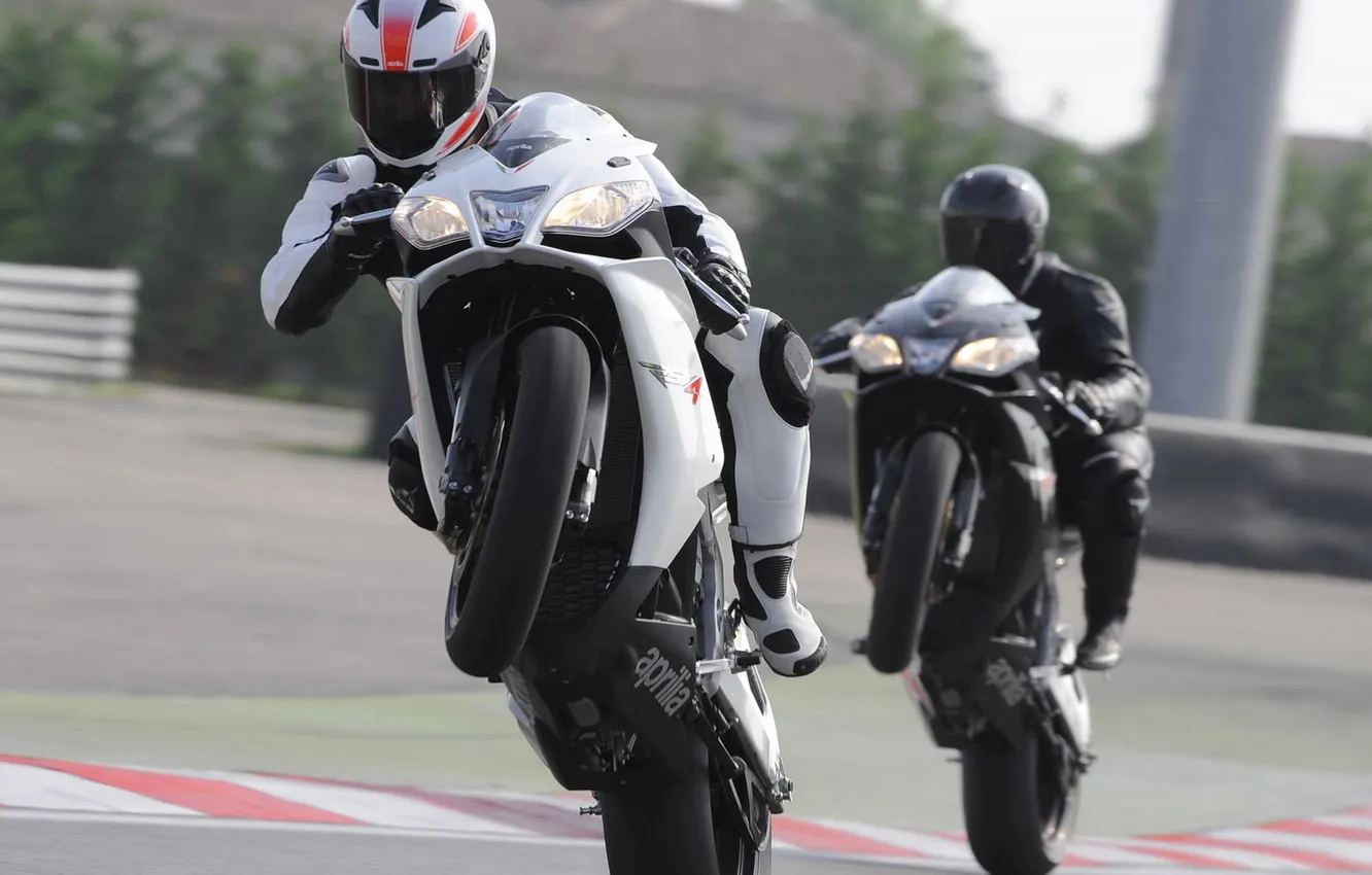 Фото обои белый, черный, скорость, трасса, aprilia, Мотоциклы
