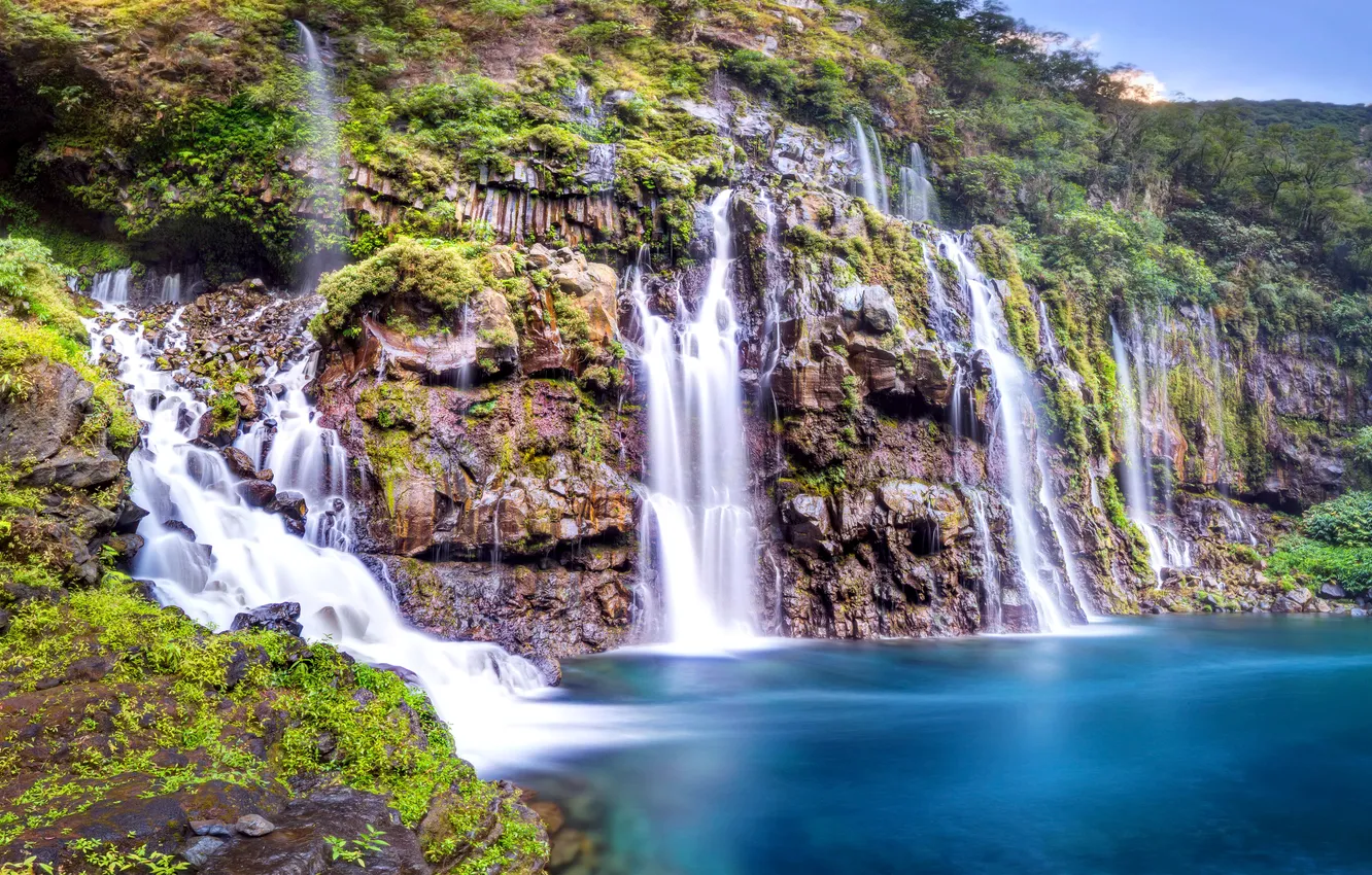 Фото обои зелень, озеро, камни, скалы, водопад, мох