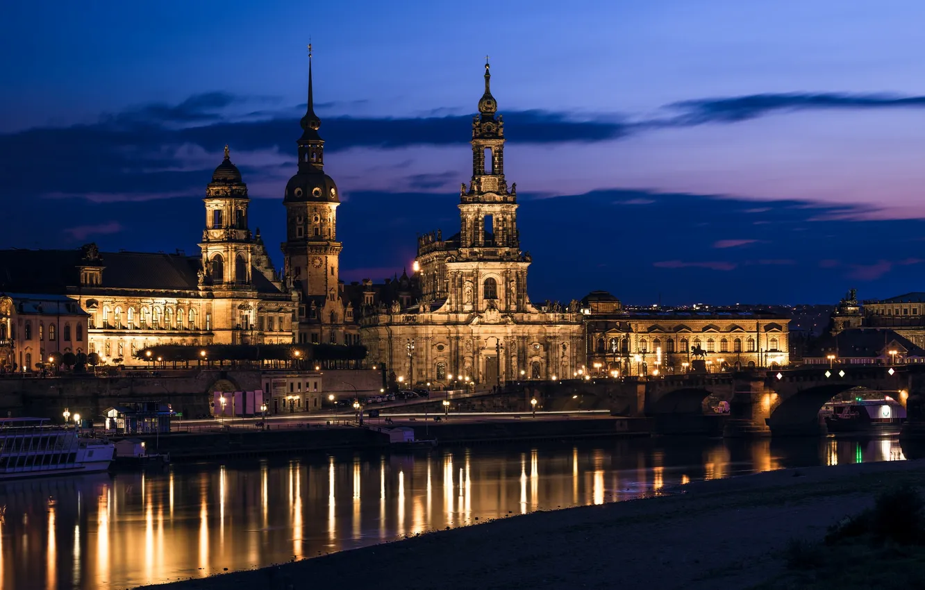 Фото обои небо, ночь, тучи, город, река, здания, Германия, Дрезден