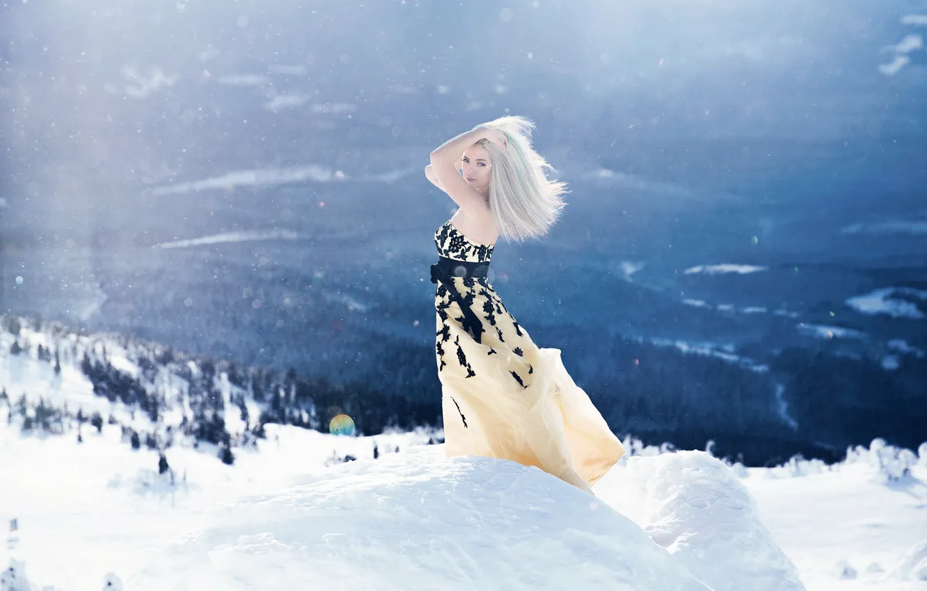 Фото обои зима, девушка, свет, снег, горы, поза, настроение, ситуация