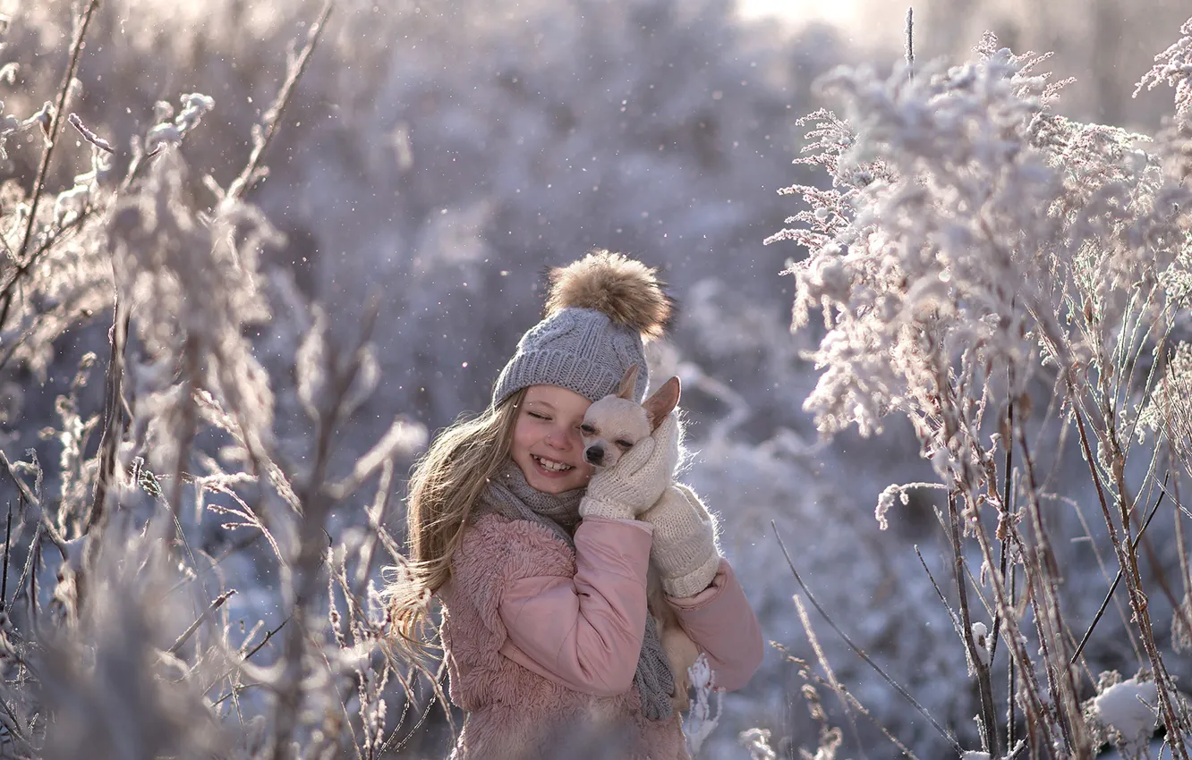 Фото обои зима, радость, настроение, собака, дружба, девочка, друзья, пёсик