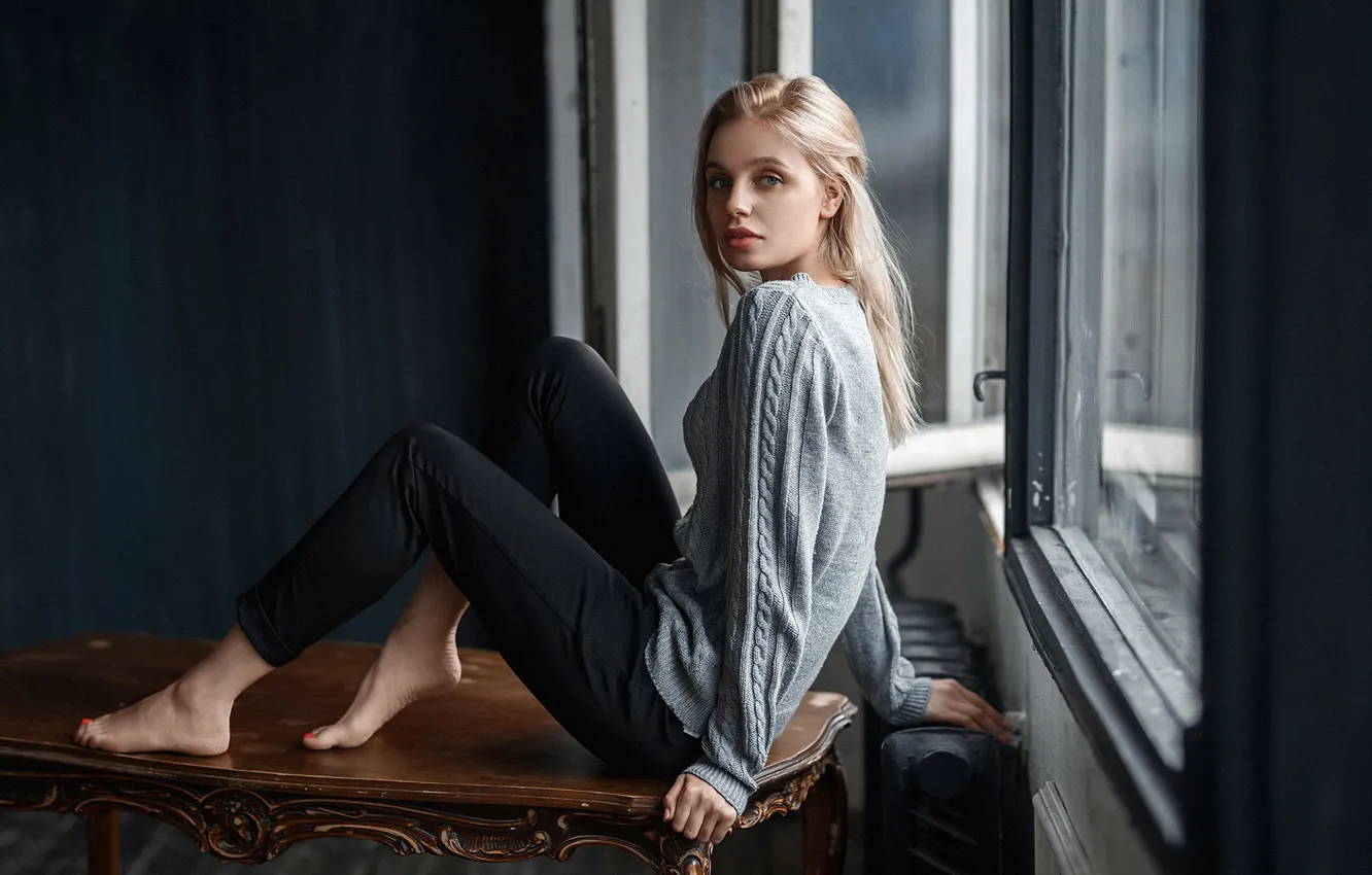 Фото обои взгляд, девушка, поза, окно, брюки, свитер, на столе, Юрий Демидов