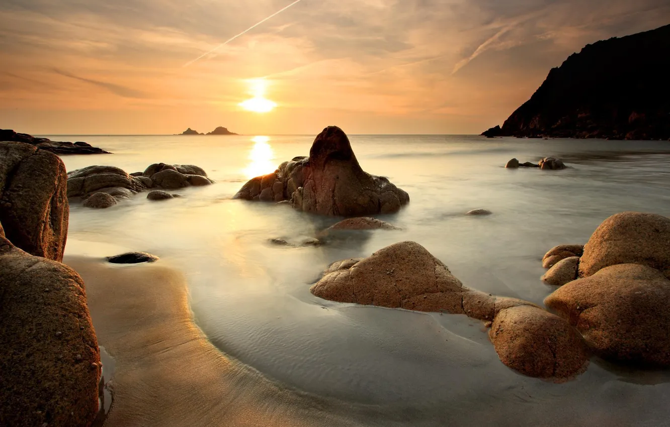 Фото обои песок, море, солнце, камни, морской пейзаж