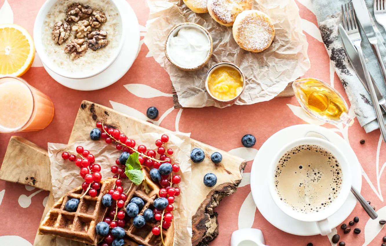 Фото обои ягоды, кофе, мед, орехи, вафли, ассорти, овсянка, сырники