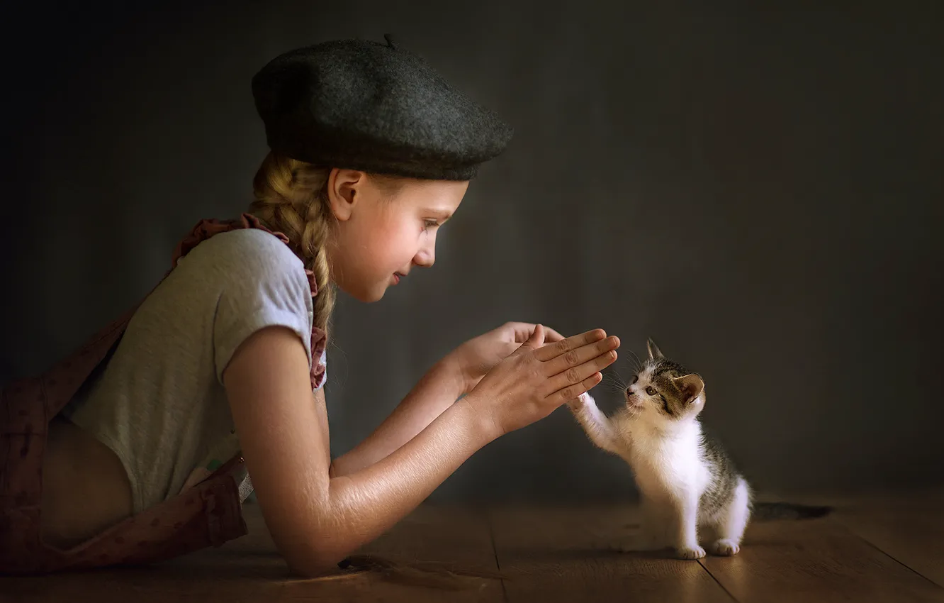 Фото обои руки, малыш, девочка, котёнок, друзья, берет, Vilma Arlauskaitė-Bulovienė