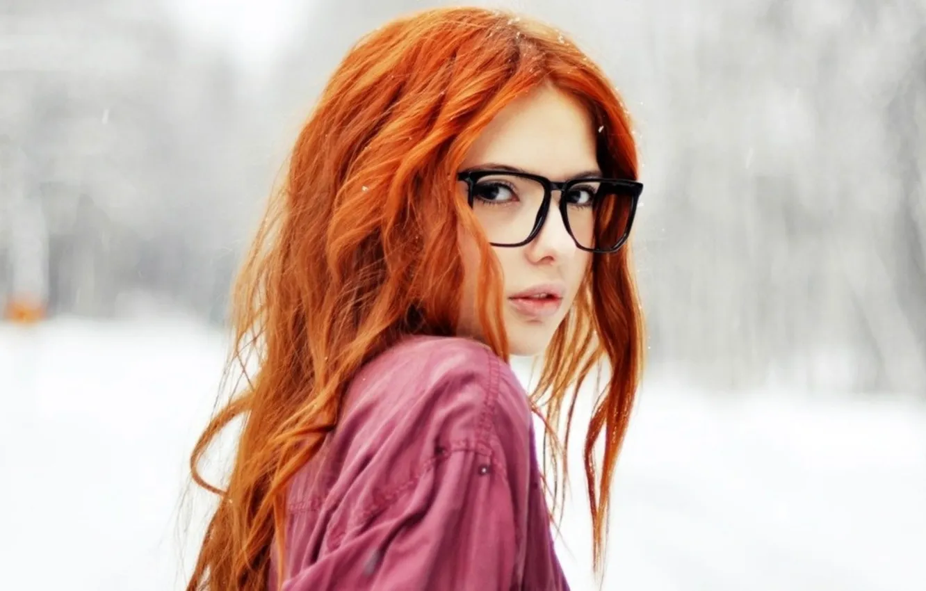 Фото обои взгляд, девушка, снег, очки, рыжая, ebba zingmark