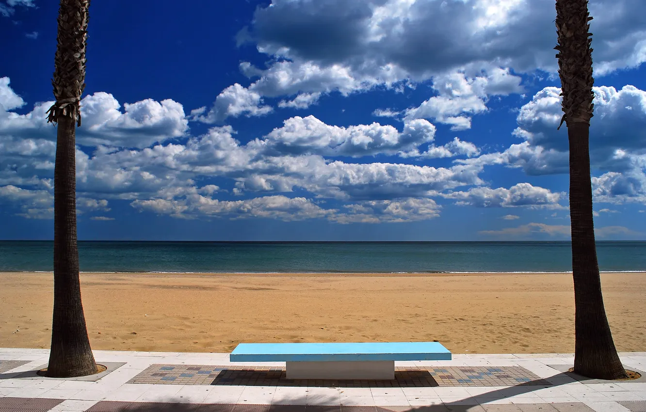 Фото обои песок, море, облака, скамейка, пальмы, лавочка, солнечно