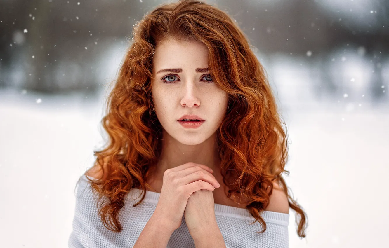 Фото обои зима, взгляд, девушка, снег, снежинки, поза, фон, модель