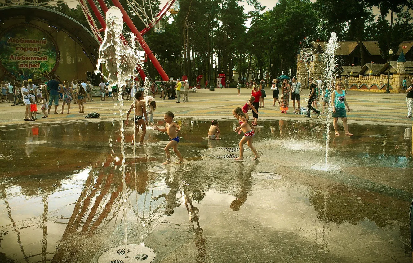 Фото обои дети, город, парк, праздник, фонтаны