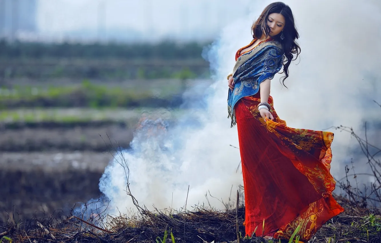 Фото обои трава, пожар, огонь, дым, Девушка, платье, брюнетка, азиатка