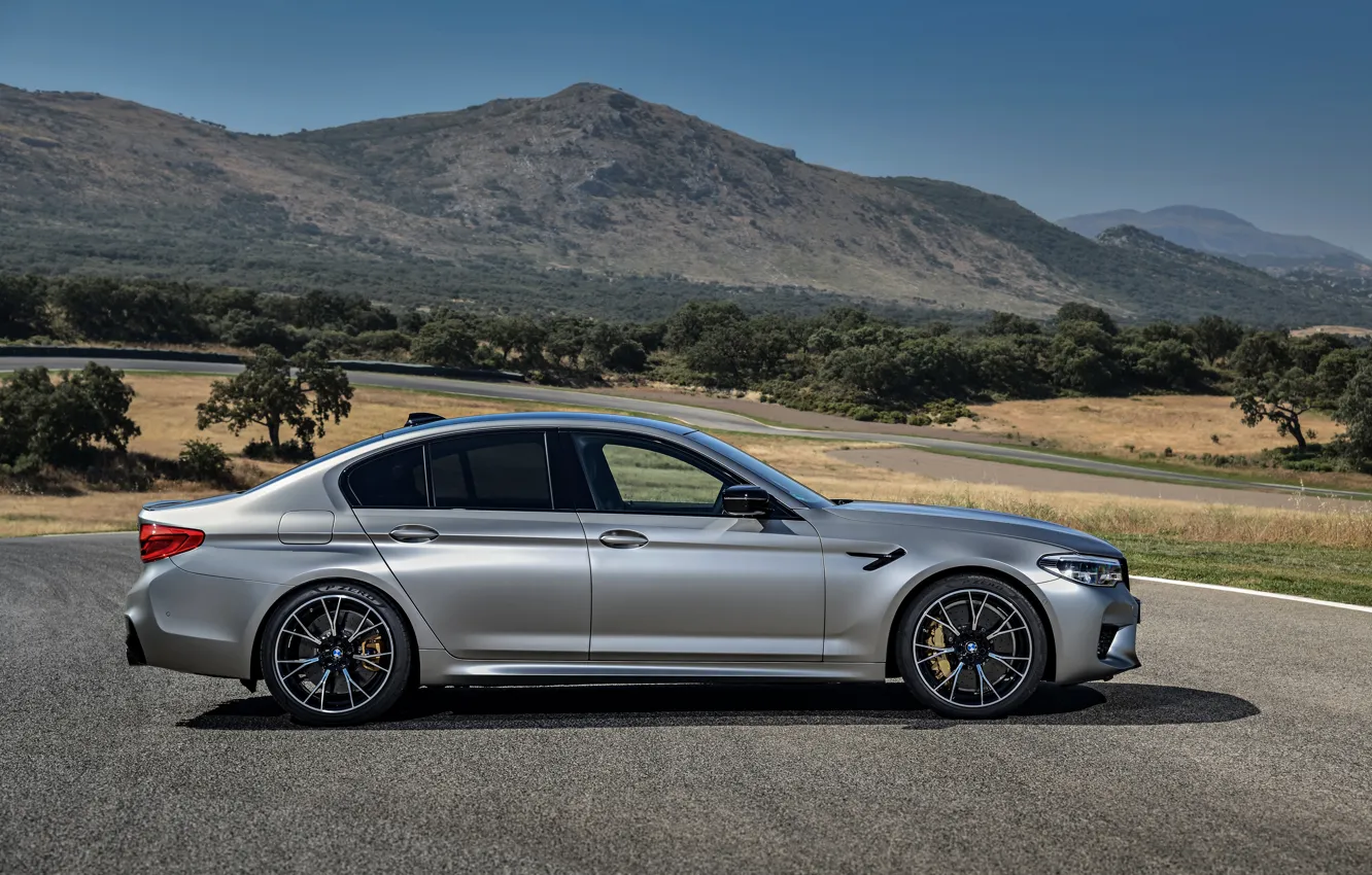 Фото обои серый, BMW, профиль, седан, 4x4, 2018, четырёхдверный, M5