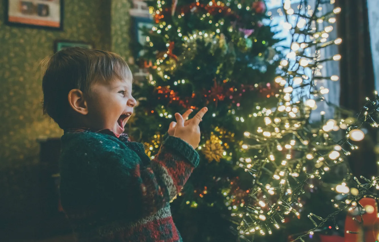 Фото обои Мальчик, Гирлянды, Baby, Малыш, Радость, Christmas Tree, Рождественская елка, Christmas Spirit