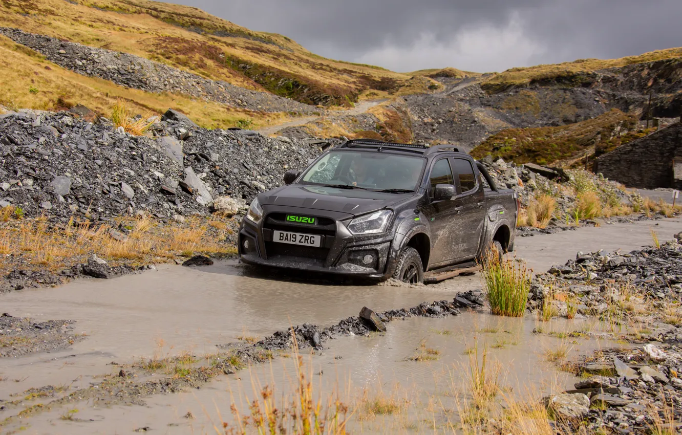 Фото обои вода, грязь, пикап, канава, Isuzu, D-Max, 2019, UK version