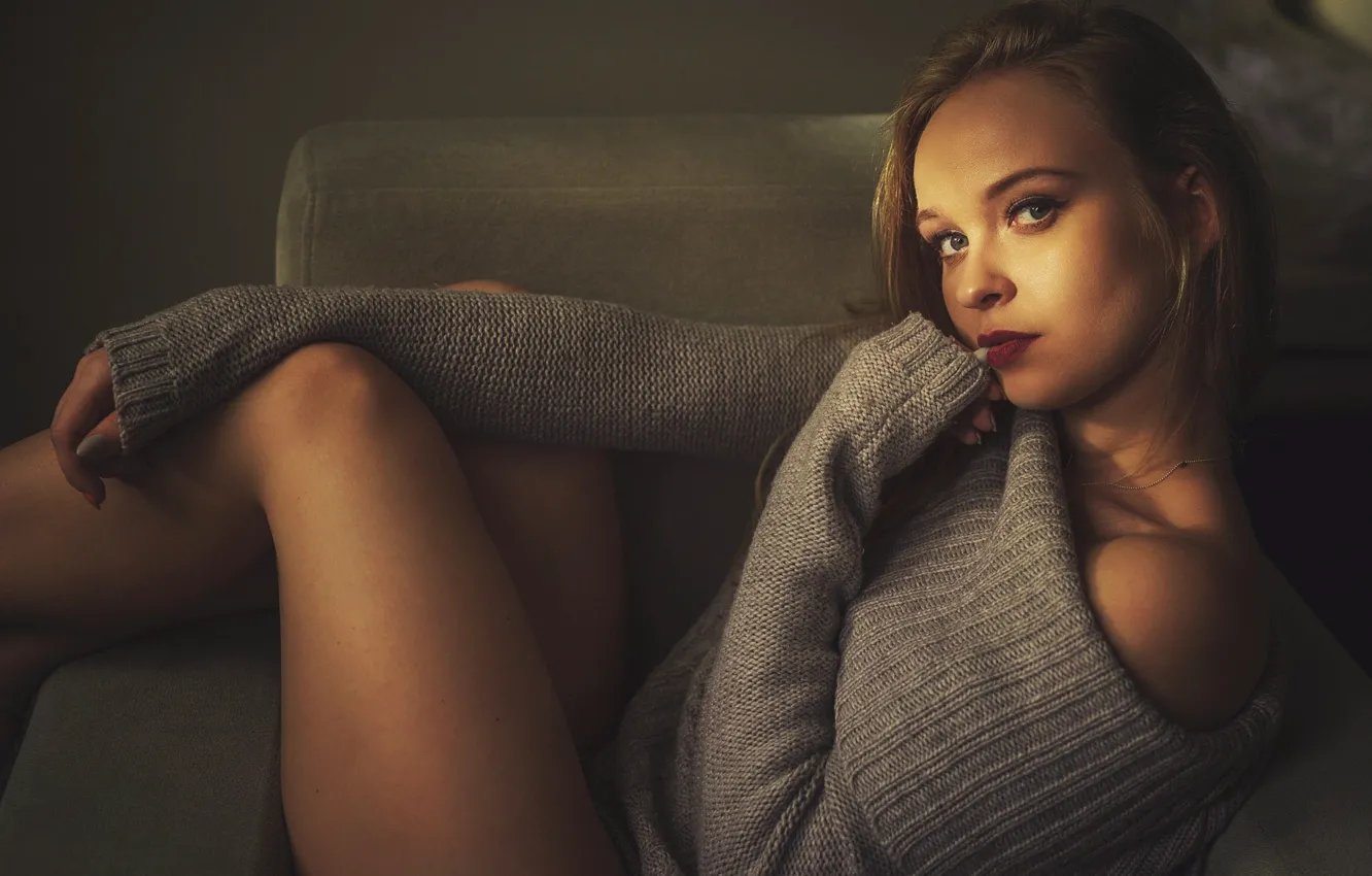 Фото обои девушка, кресло, ножки, губки, свитер, Natalia, Robert "finus"