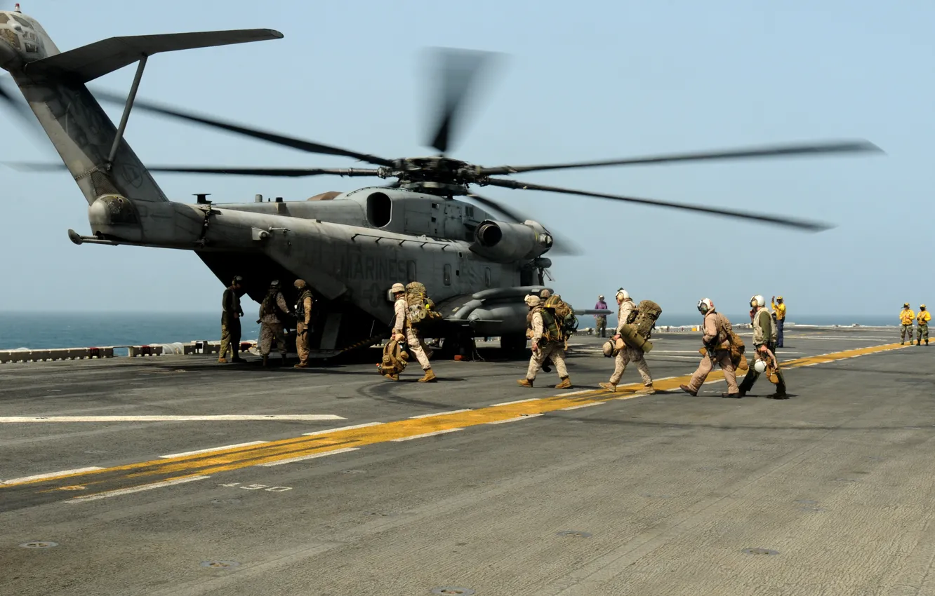 Фото обои океан, солдаты, палуба, вертолёт, военно-транспортный, Sikorsky, Aero, тяжёлый