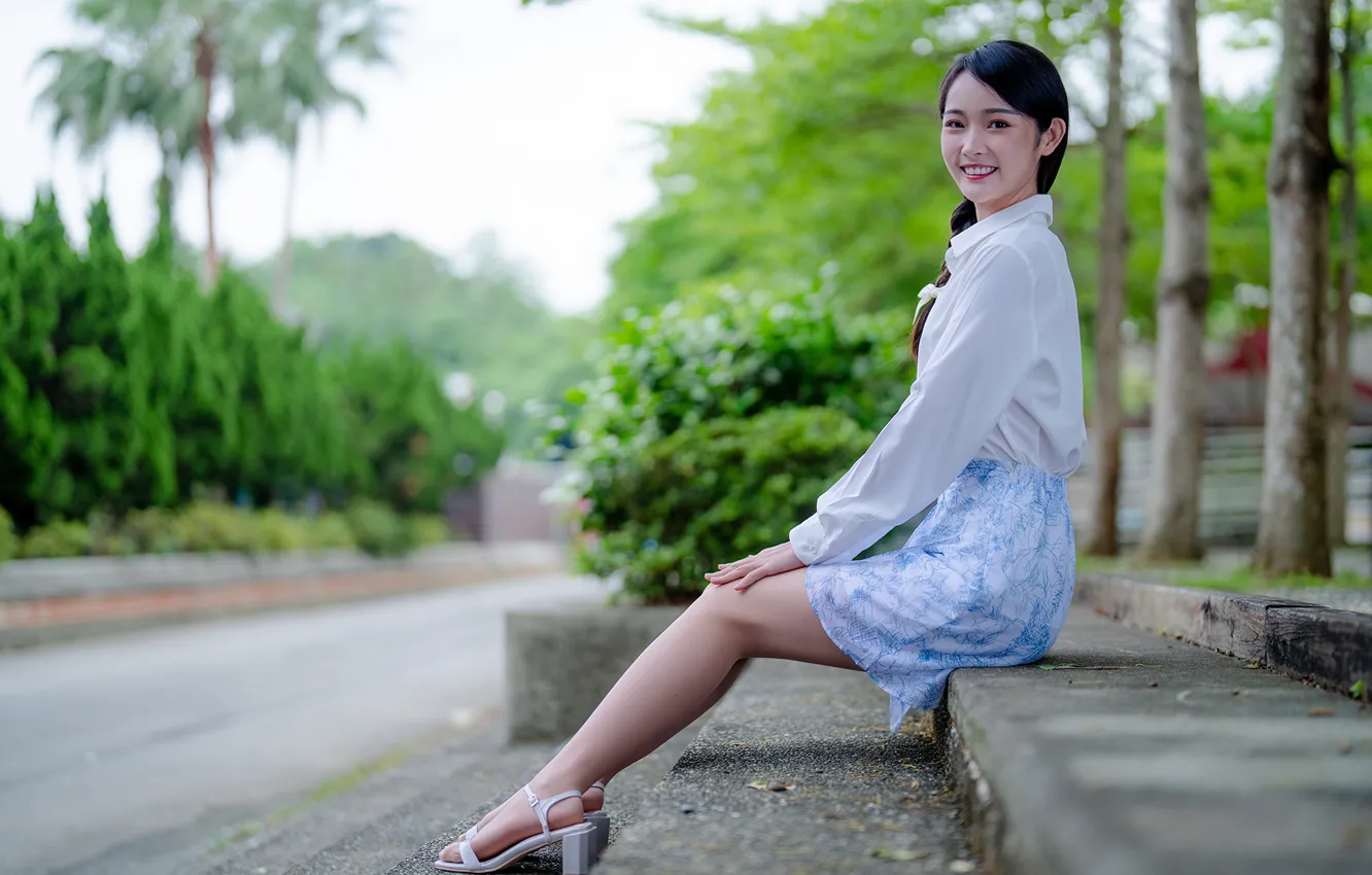 Фото обои ноги, юбка, брюнетка, блузка, азиатка, сидит