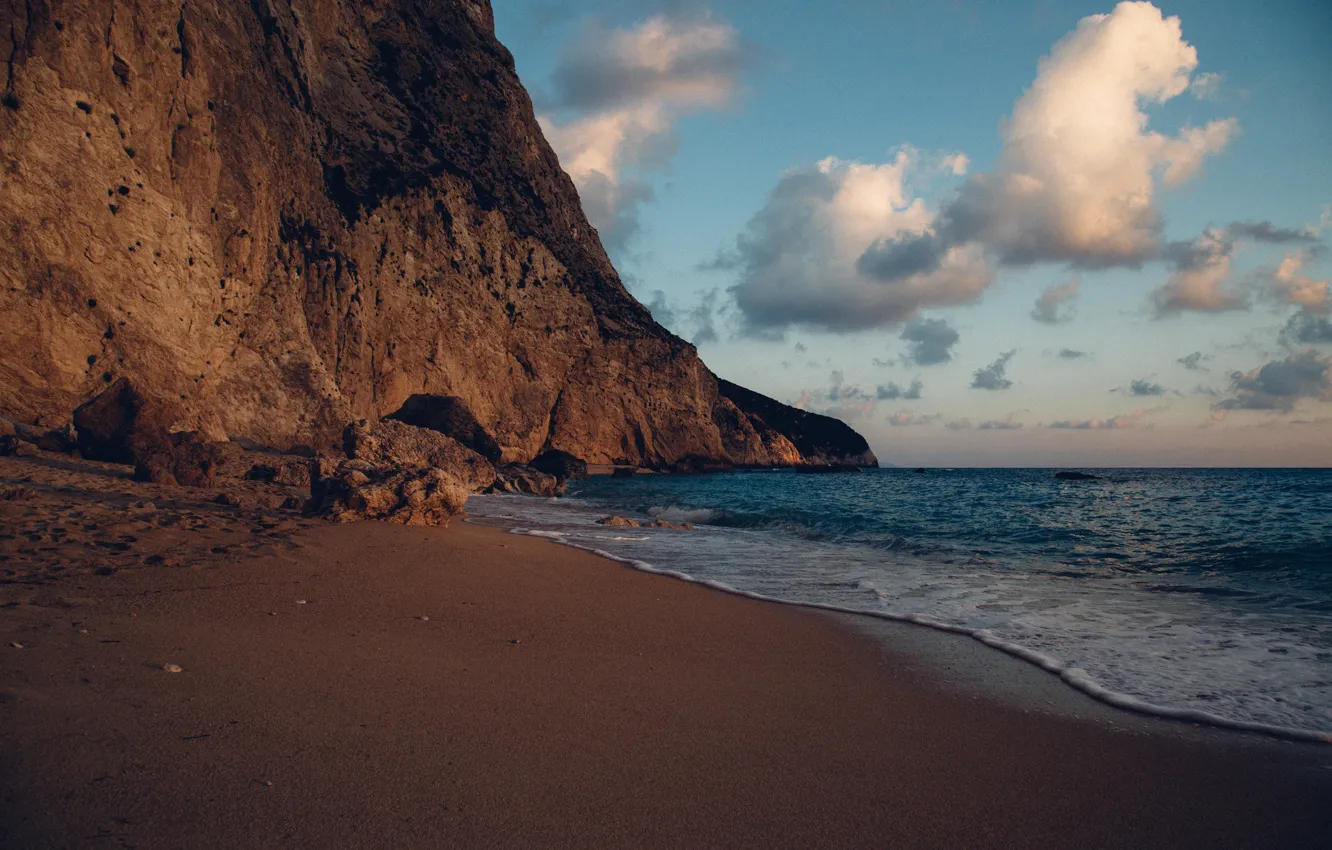 Фото обои песок, море, облака, закат, камни, скалы, побережье, горизонт