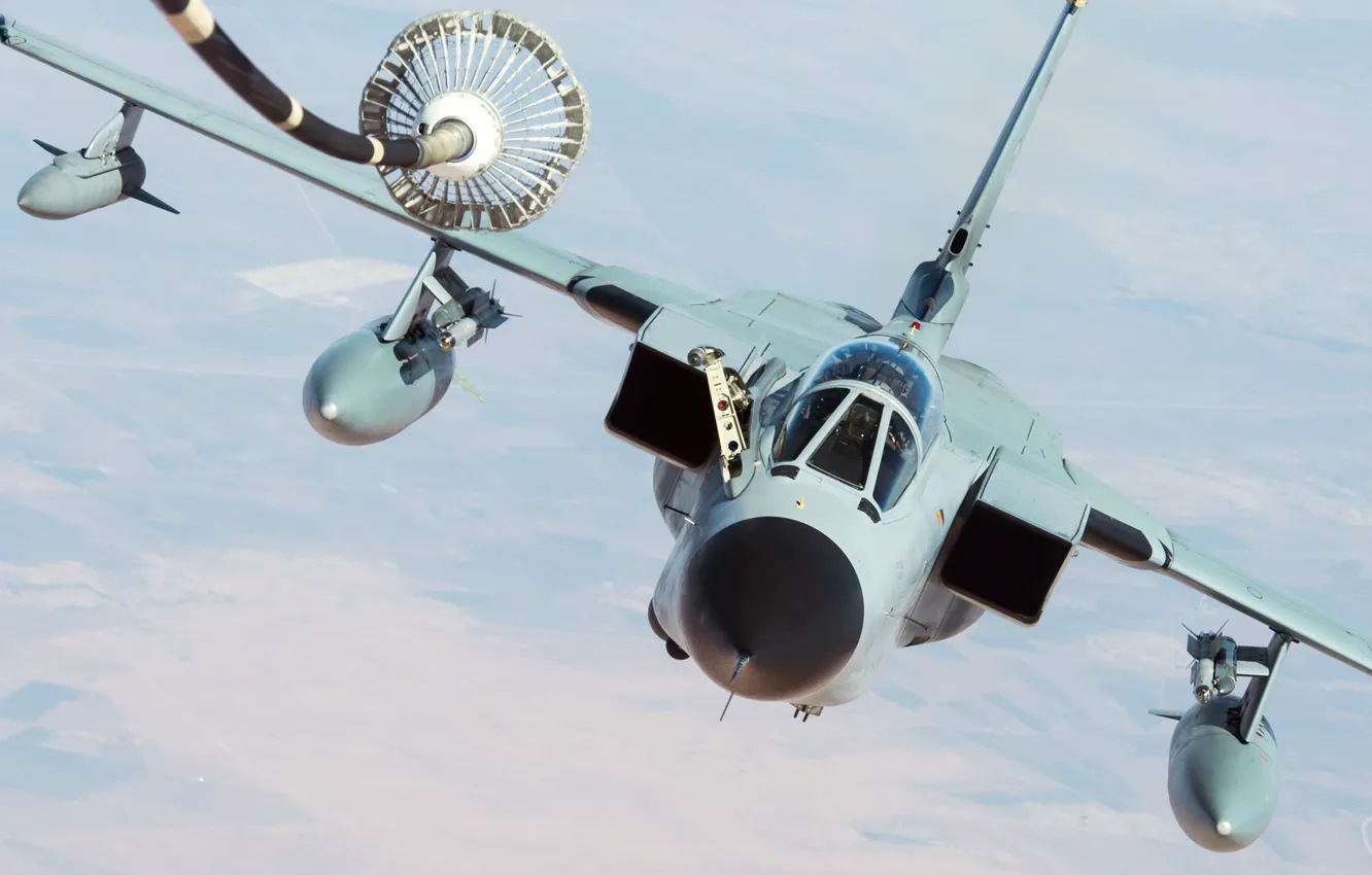 Фото обои истребитель-бомбардировщик, Panavia Tornado, с крылом изменяемой стреловидности, дозаправка в воздухе, ВВС Германии, боевой реактивный самолёт