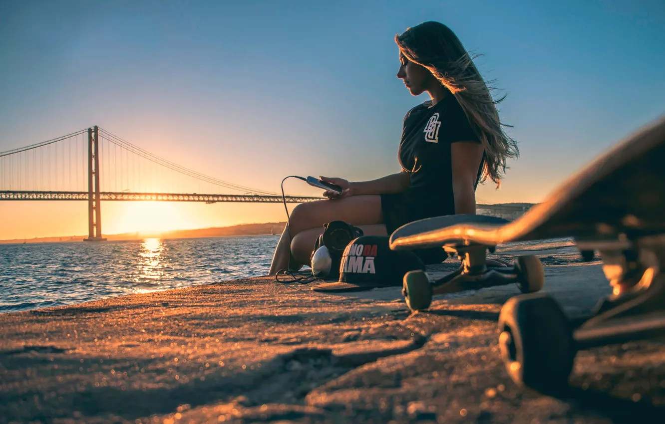 Фото обои девушка, солнце, мост, скейт