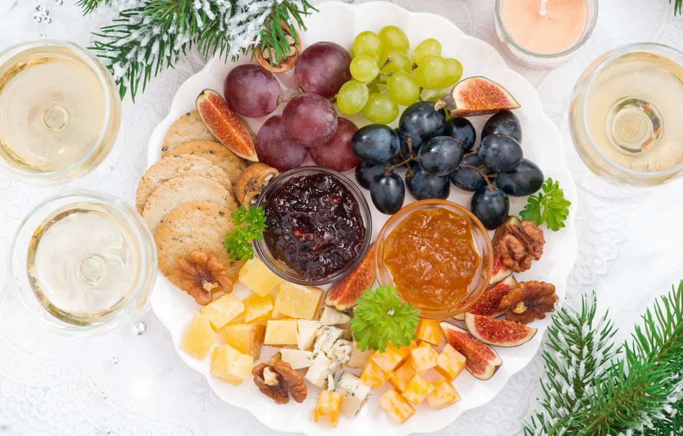 Фото обои стол, праздник, елка, сыр, бокалы, виноград, орехи, джем
