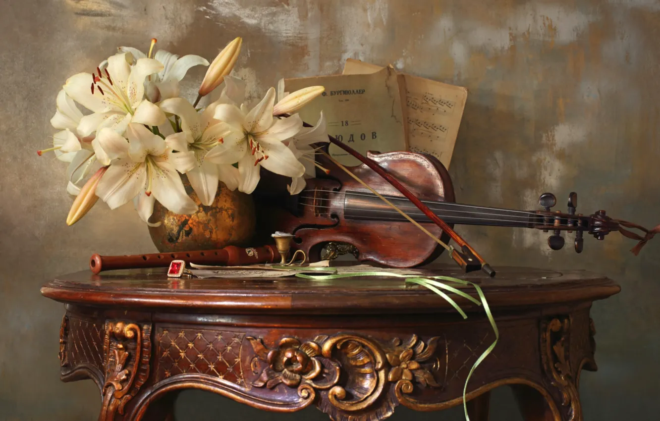 Фото обои ноты, скрипка, лилии, натюрморт, перстень, столик, огарок