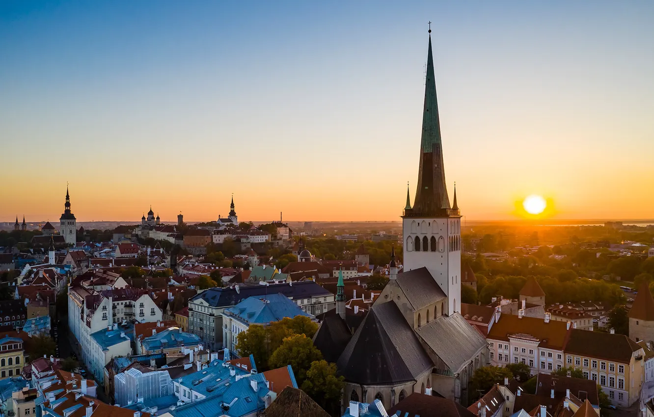 Фото обои солнце, закат, город, башня, дома, вечер, крыши, Таллин