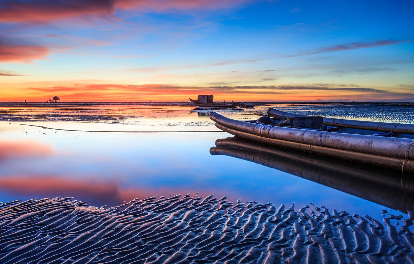 Фото обои песок, море, закат, отражение, лодка, отлив, мель, баркас
