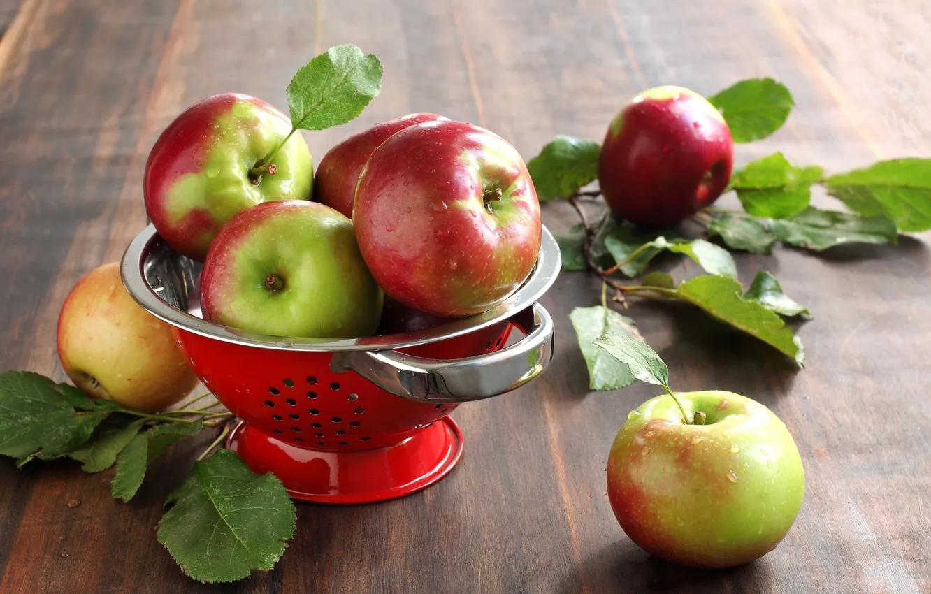 Фото обои листья, стол, яблоки, посуда, фрукты
