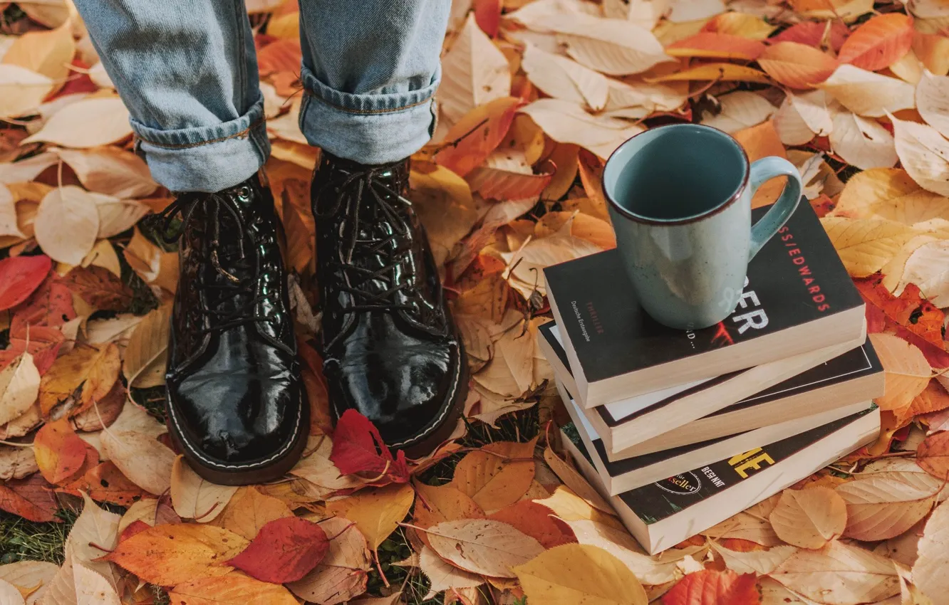 Фото обои осень, листья, девушка, ноги, книги, ботинки, чашка
