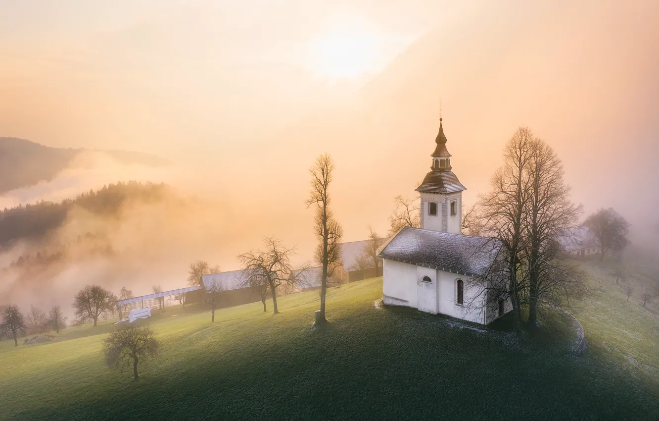 Фото обои пейзаж, горы, природа, туман, холмы, дома, утро, церковь