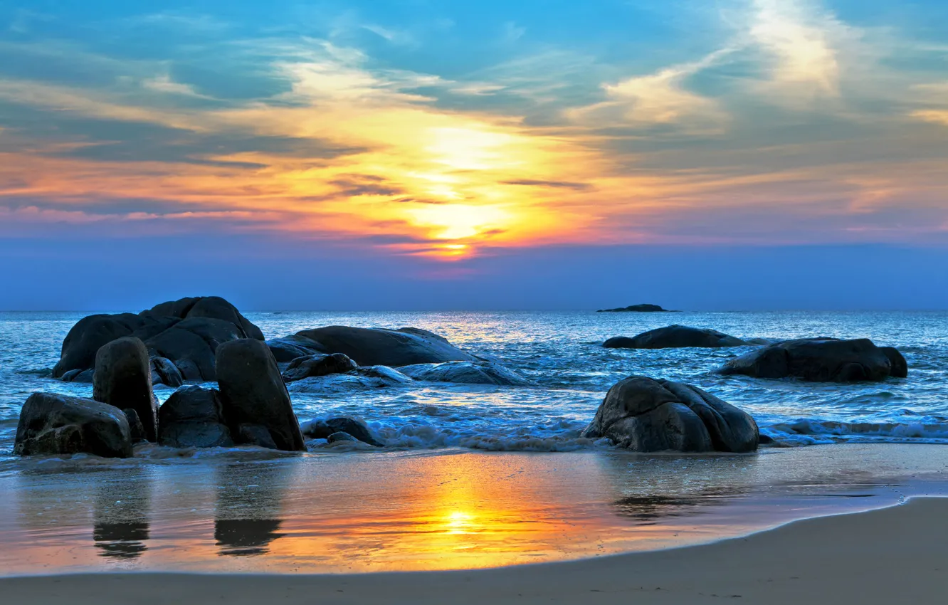Фото обои песок, море, закат, камни, берег, горизонт