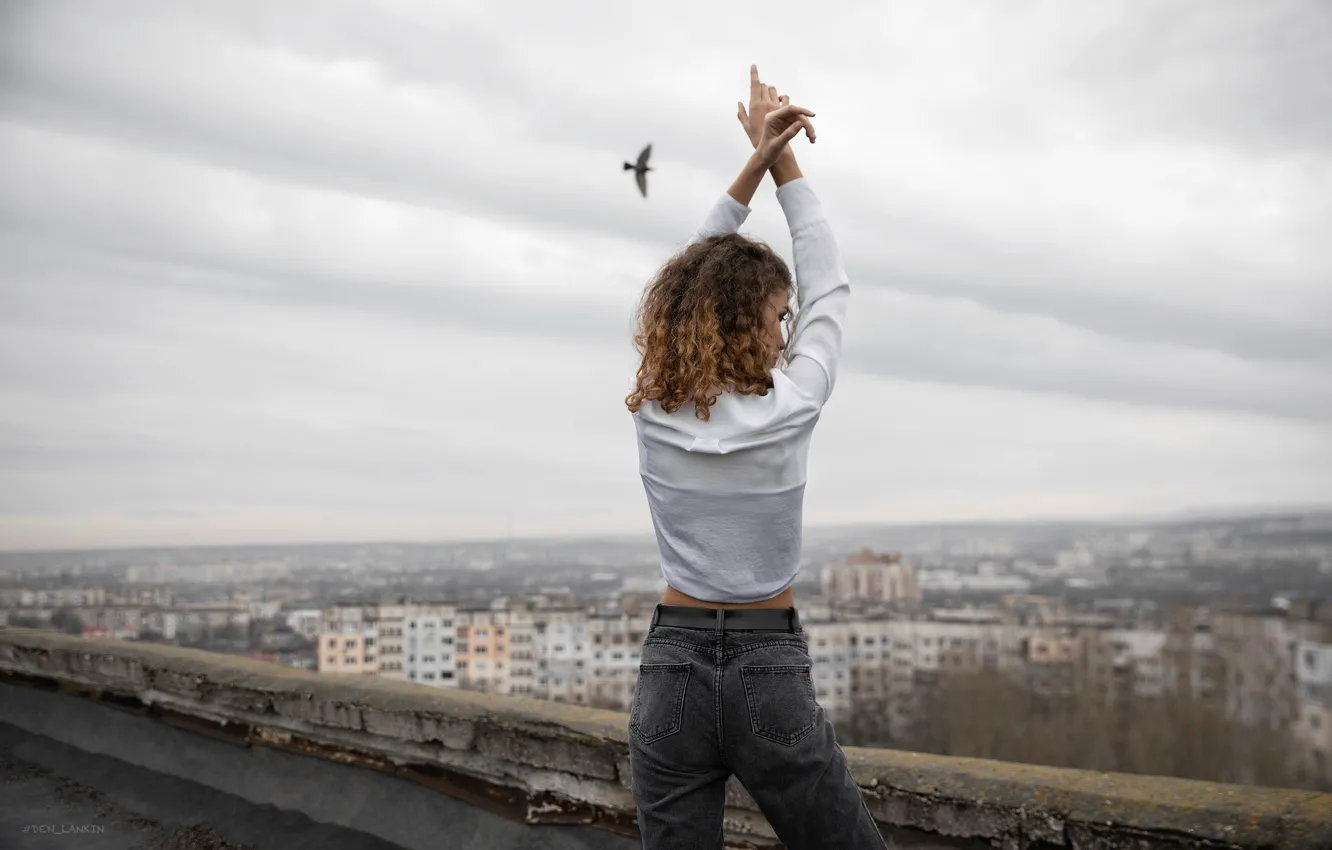 Фото обои девушка, город, поза, настроение, птица, джинсы, руки, блузка