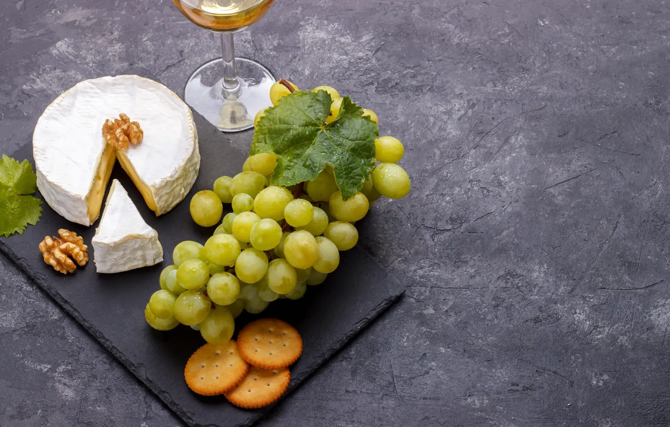 Фото обои зеленый, фон, вино, белое, бокал, сыр, печенье, виноград