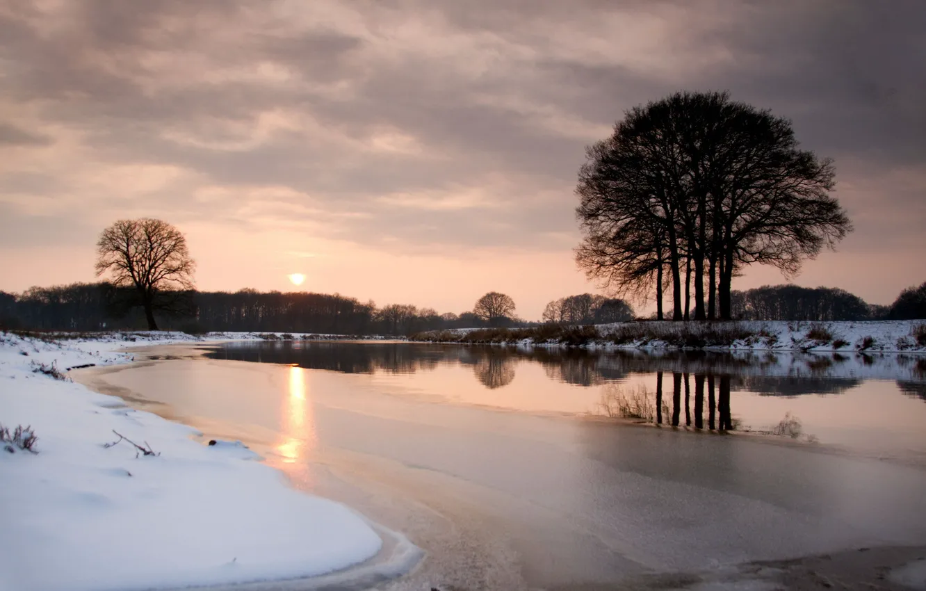 Фото обои лед, зима, снег, деревья, закат, река, вечер