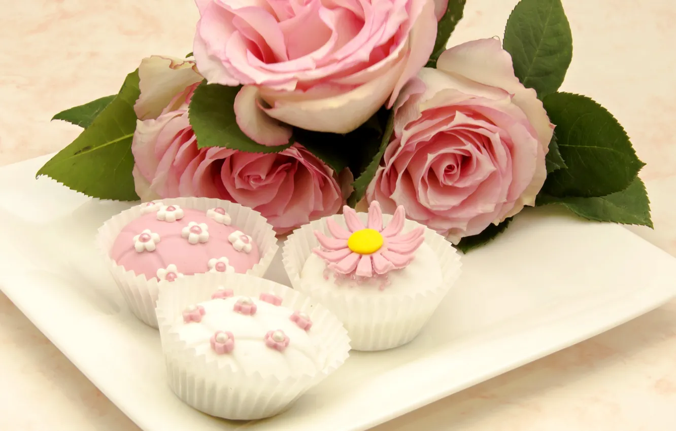 Фото обои розы, букет, десерт, пирожные, кексы, капкейки