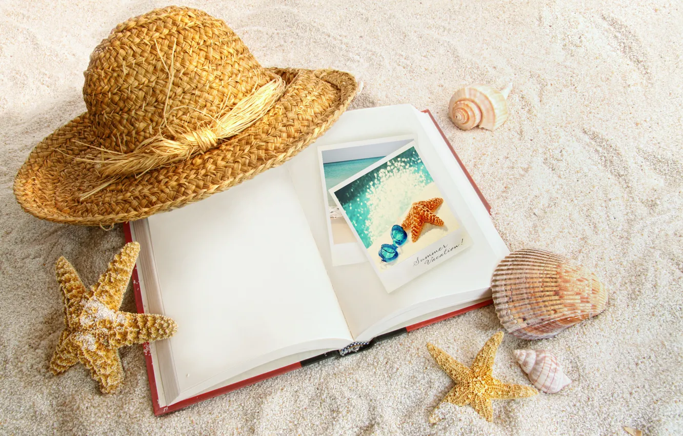 Фото обои песок, шляпа, книга, ракушки, морские звёзды