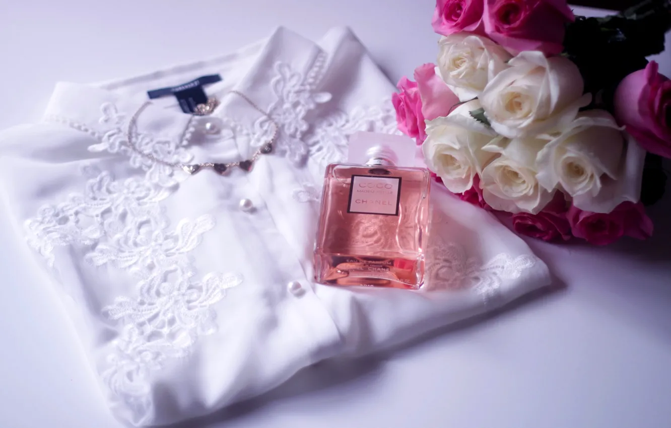 Фото обои цветы, розы, букет, блузка, розовые, белые, парфюм, блуза