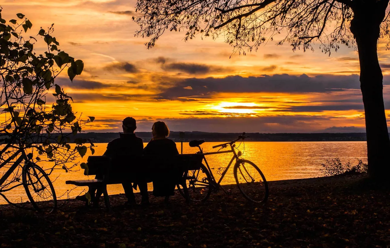 Фото обои закат, река, женщина, вечер, мужчина, двое, скамья, велосипеды