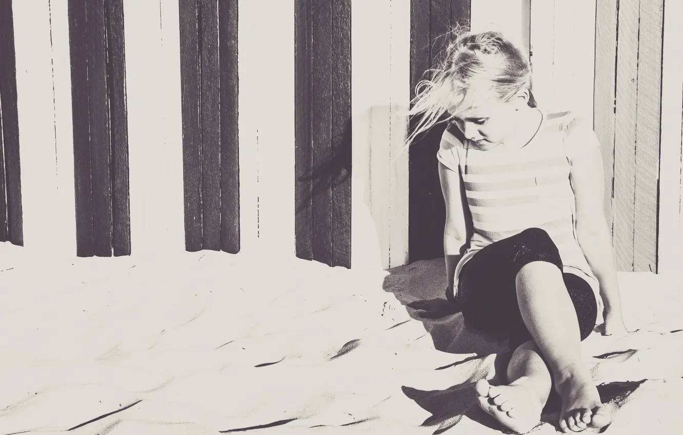 Фото обои girl, beach, sand, wind