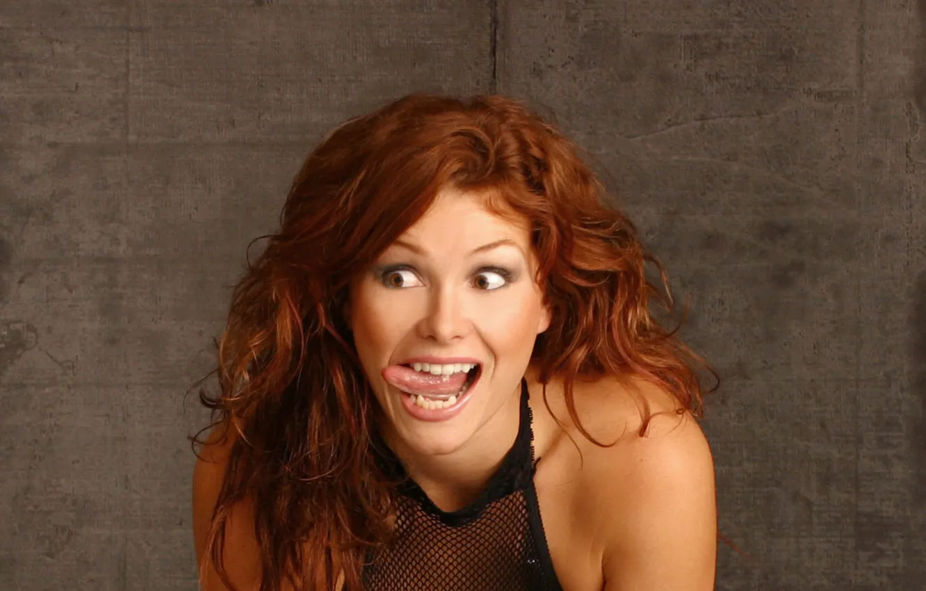 Фото обои язык, глаза, девушка, рот, рыжая, гримасса