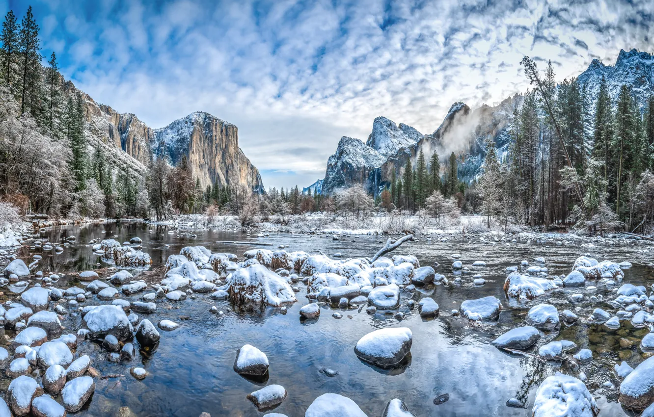 Фото обои зима, лес, снег, деревья, горы, река, камни, Калифорния