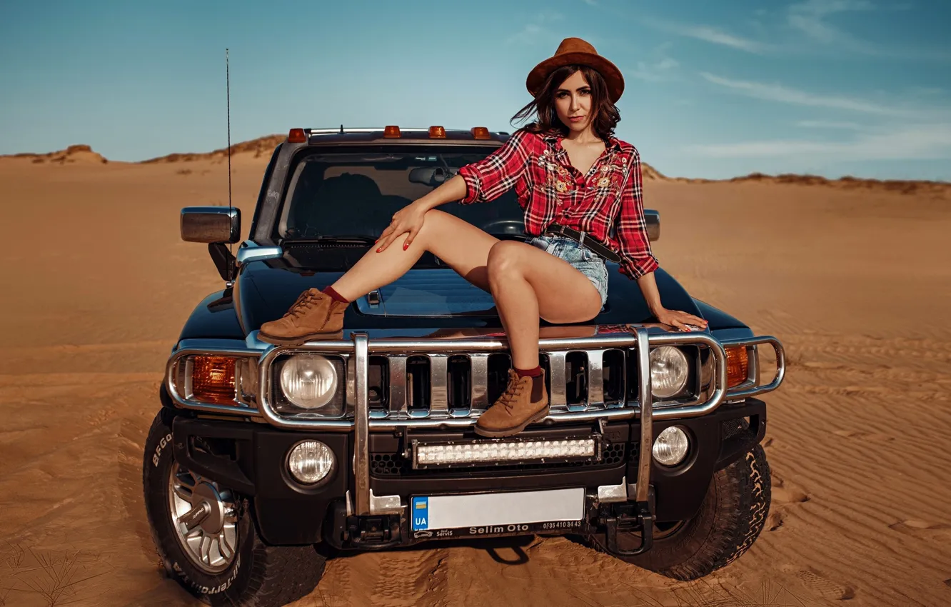 Фото обои песок, машина, авто, девушка, поза, ноги, пустыня, шорты