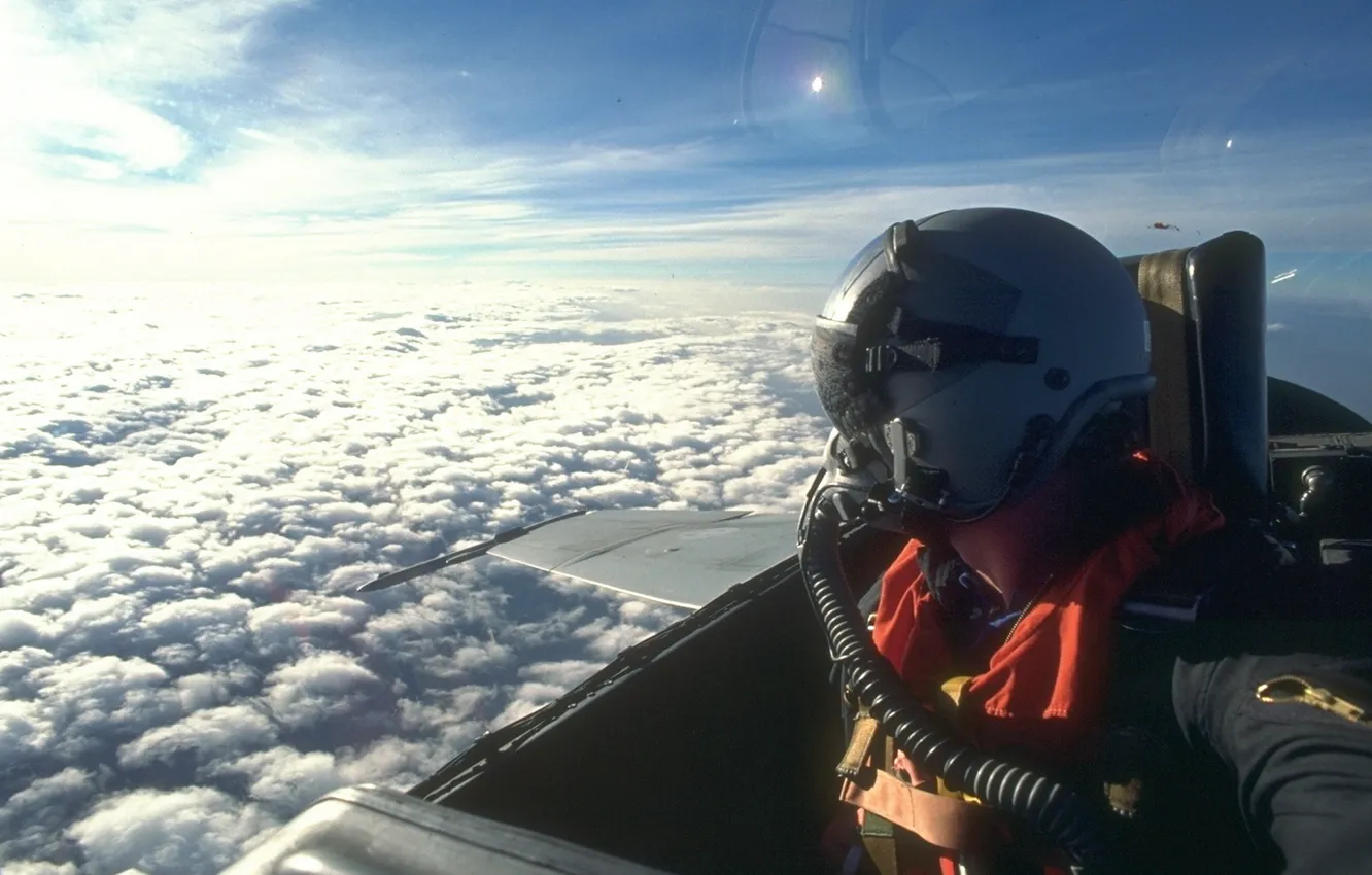 Фото обои небо, облака, самолет, кабина, пилот, полёт