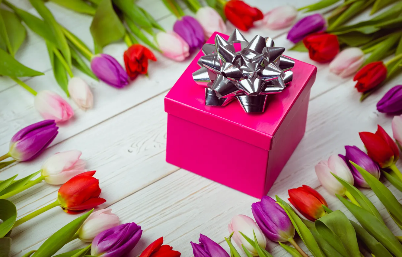 Фото обои цветы, подарок, colorful, тюльпаны, red, white, wood, flowers