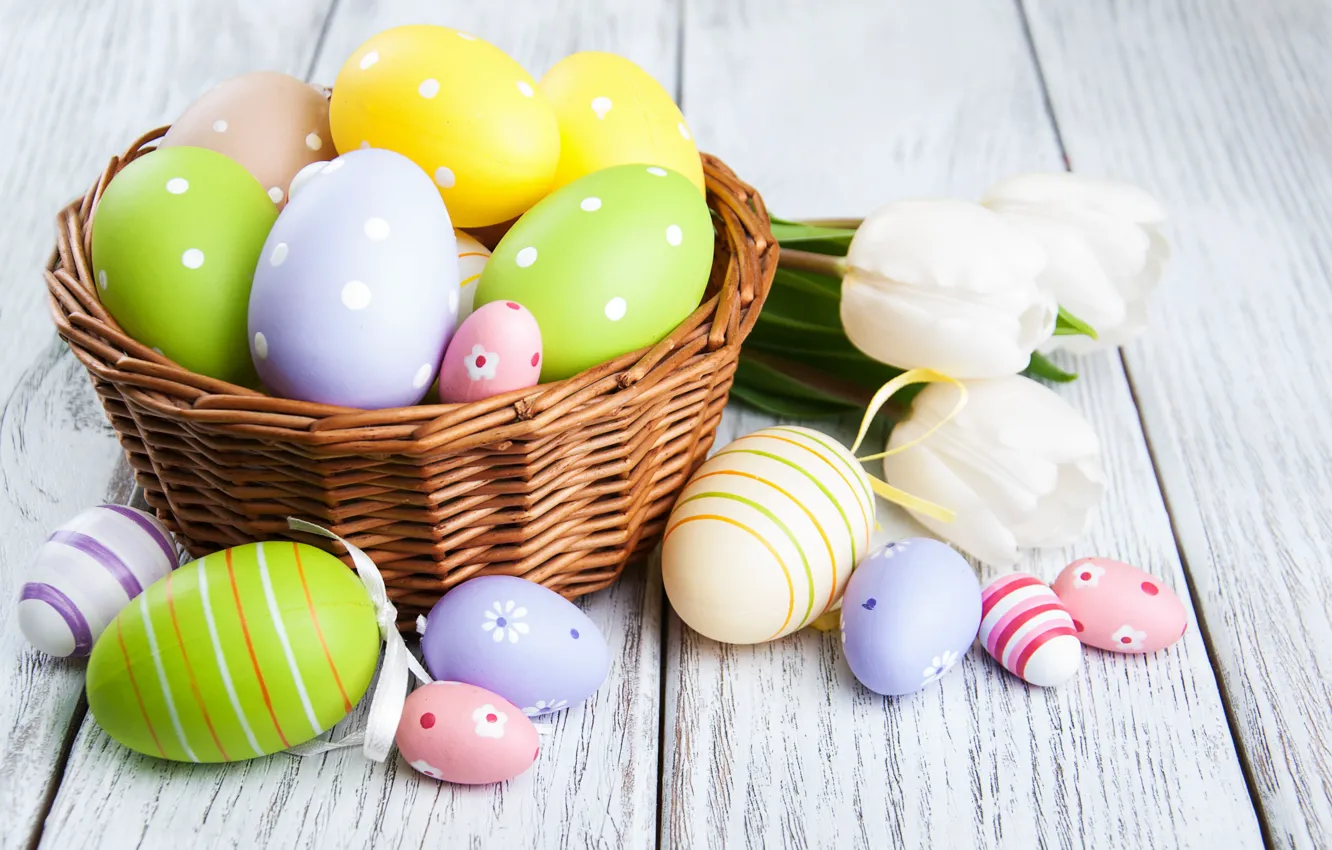Фото обои цветы, яйца, весна, colorful, Пасха, тюльпаны, happy, wood